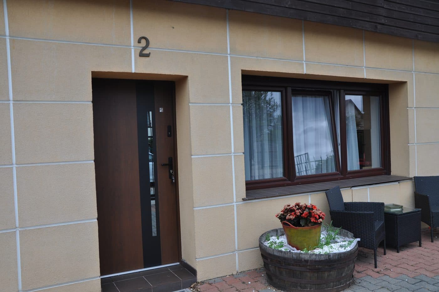 Wejście nr 2 do Villa Vasco — drzwi i strefa przed domem