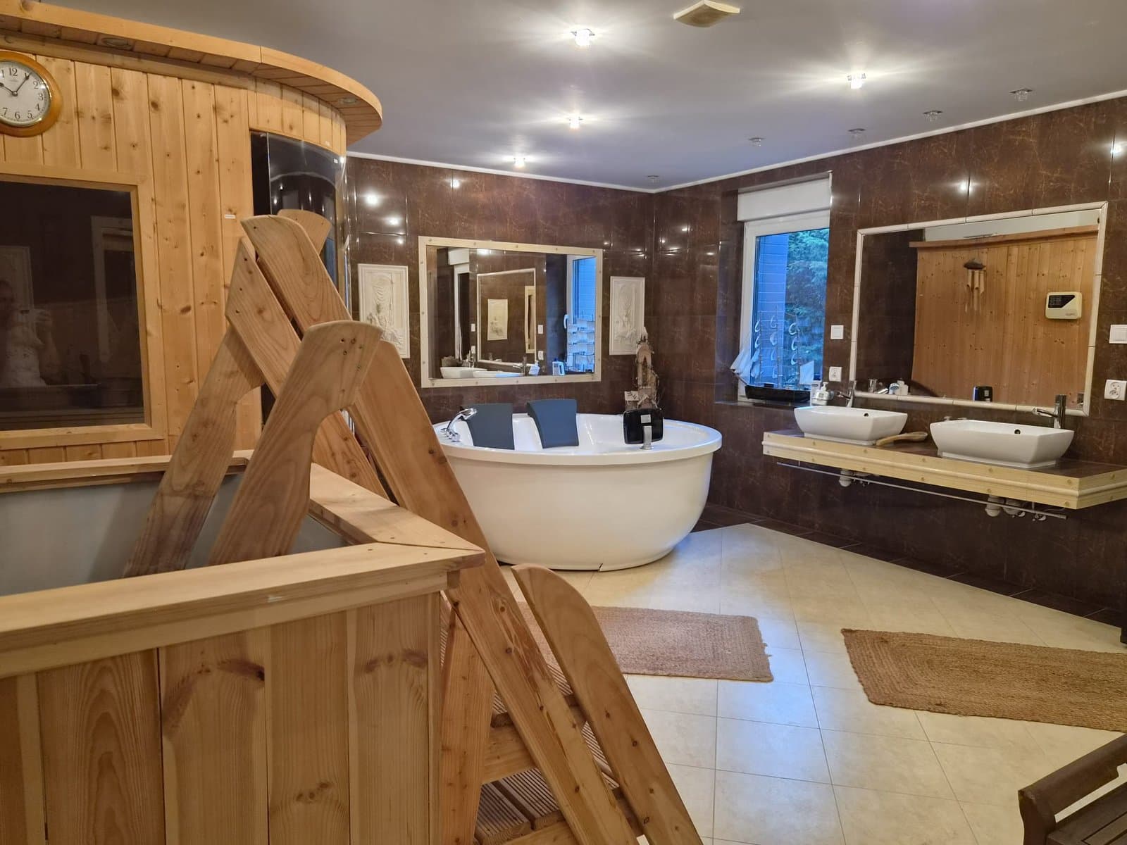 Pokój kąpielowy Villa Vasco — sauna i wanna z hydromasażem